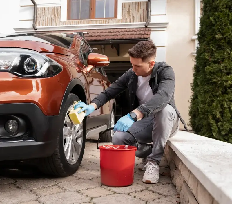 Lavage auto à domicile Le Mesnil-en-Thelle : professionnel intervenant sur un véhicule